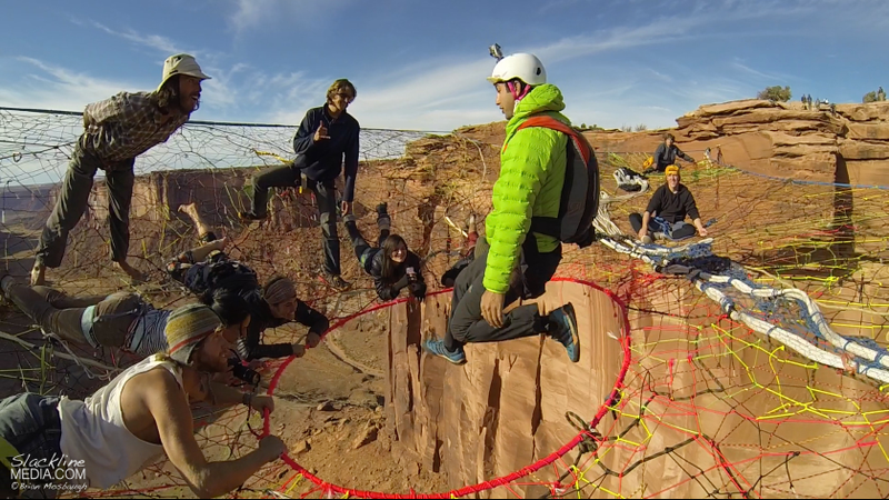 Illustration for article titled Guys hang huge hammock in the middle of 400-foot-high canyon void